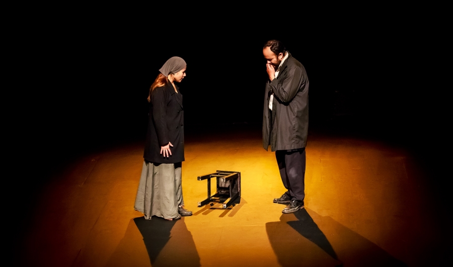 Mujer y hombre en escena