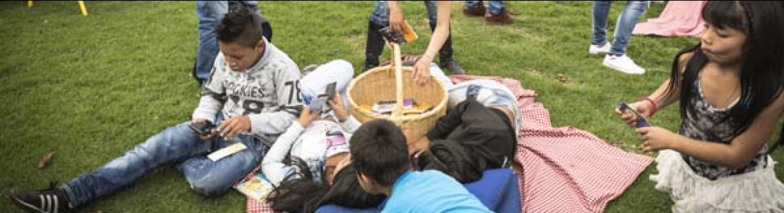 Personas participando de una actividad al aire libre