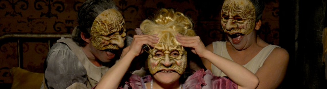 Tres actrices con máscaras de ancianas