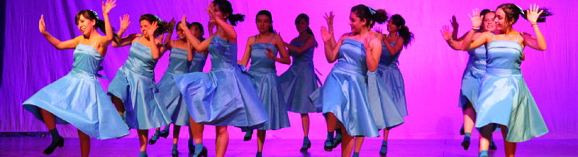 Mujeres bailando en escenario mexicano- foto Angélica Martínez 