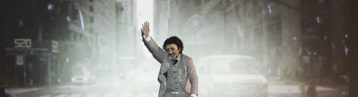 Actor representando a Albert Einstein en el escenario