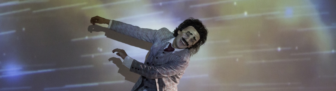 Actor representando a Albert Einstein en escena