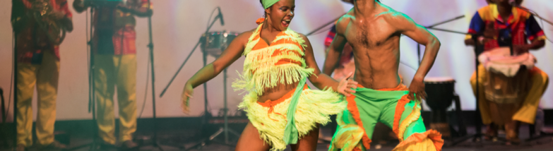 Bailarines afro danzando en el escenario