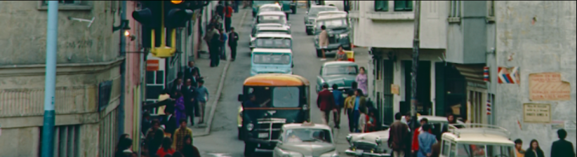 Calle de Bogotá con semáforo en amarillo Fotograma de la película  Favor correrse atrás