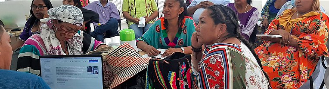 Población wayúu en una reunión 