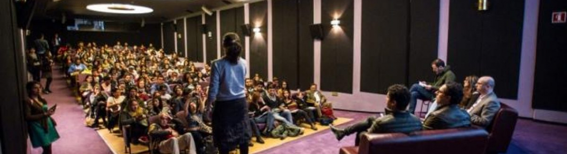 Público haciendo parte de una charla en la Cinemateca Distrital 