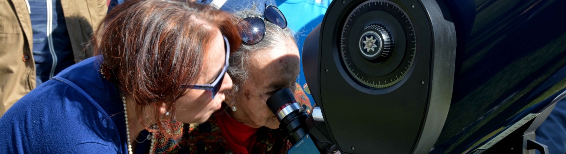 Personas observando a través del telescopio