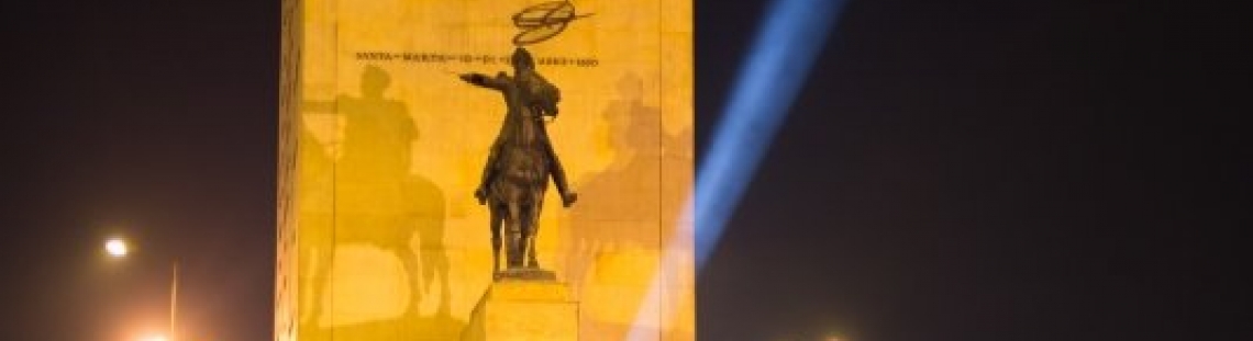Monumento a los heroes de Bogotá en toma nocturna