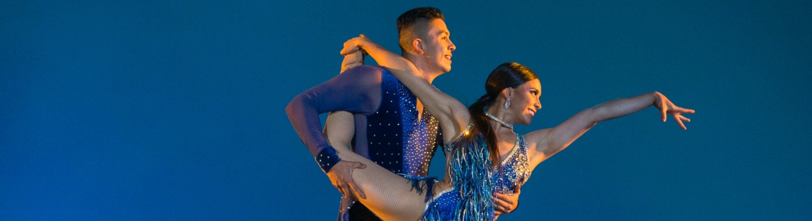 Pareja de bailarines en escena durante un lanzamiento de Danza en la Ciudad
