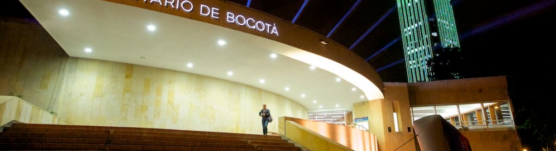 Fachada nocturna del Planetario de Bogotá