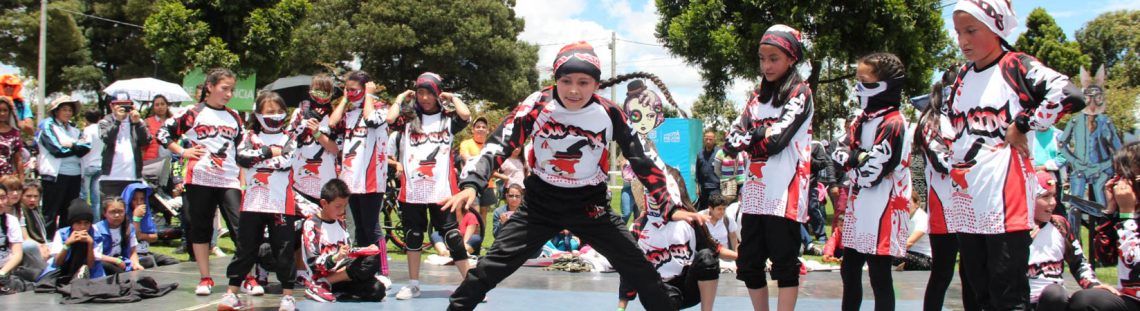 Jóvenes y niños del Programa Crea en un evento de danza urbana