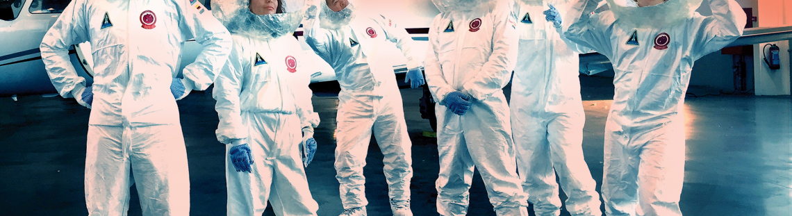 Hombres vestidos de astronautas