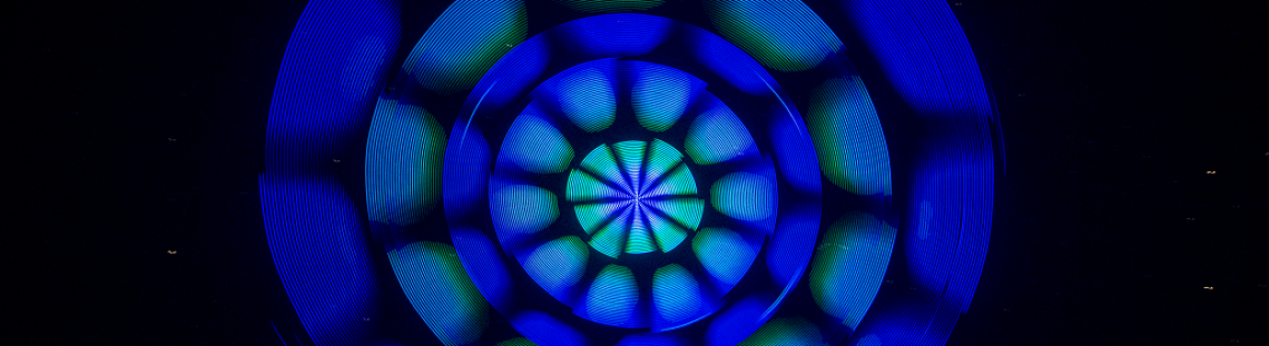Proyección láser circular de colores azules
