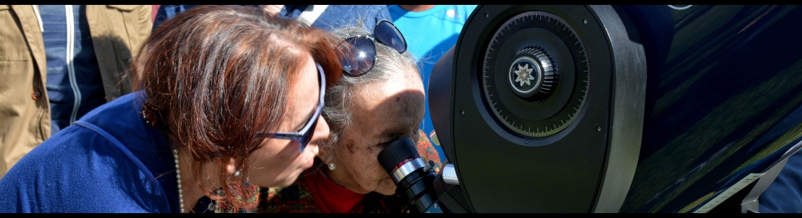 Personas observando a través de un telescopio