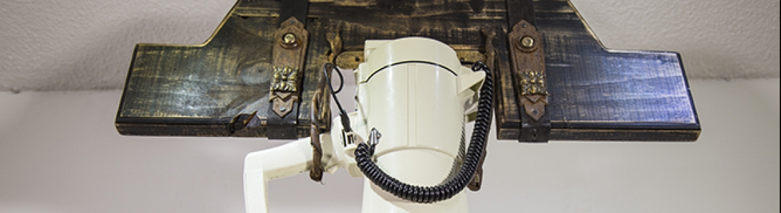 Megáfono conectado a un pedazo de madera