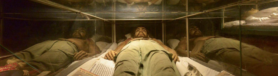 Imagen de un sarcófago de vidrio con cadaver