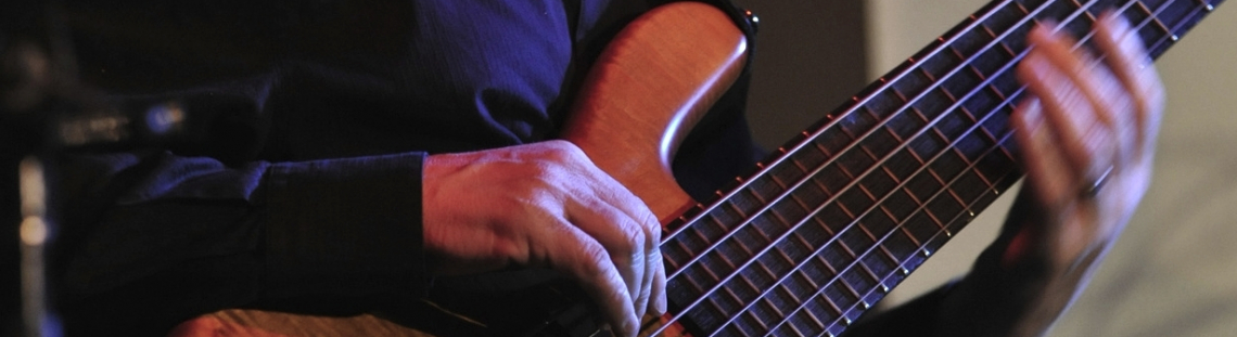 Imagen de hombre tocando una guitarra