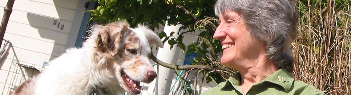 Donna Haraway con perro al aire libre