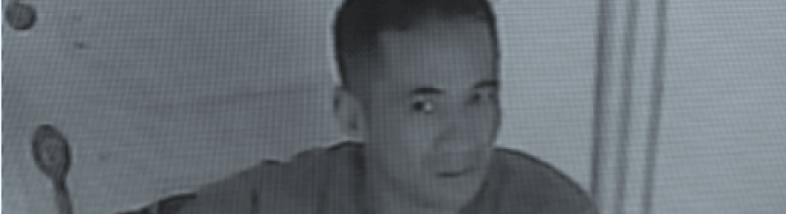 Imagen de un hombre en blanco y negro captada de una cámara de video