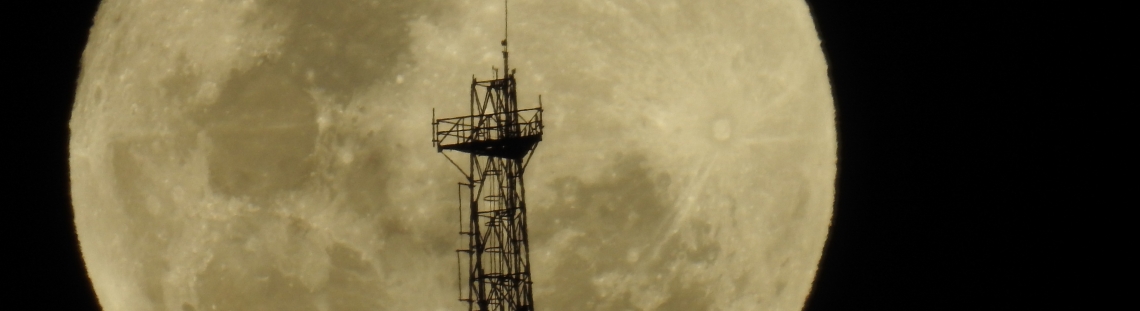La Luna con una sombra de una antena