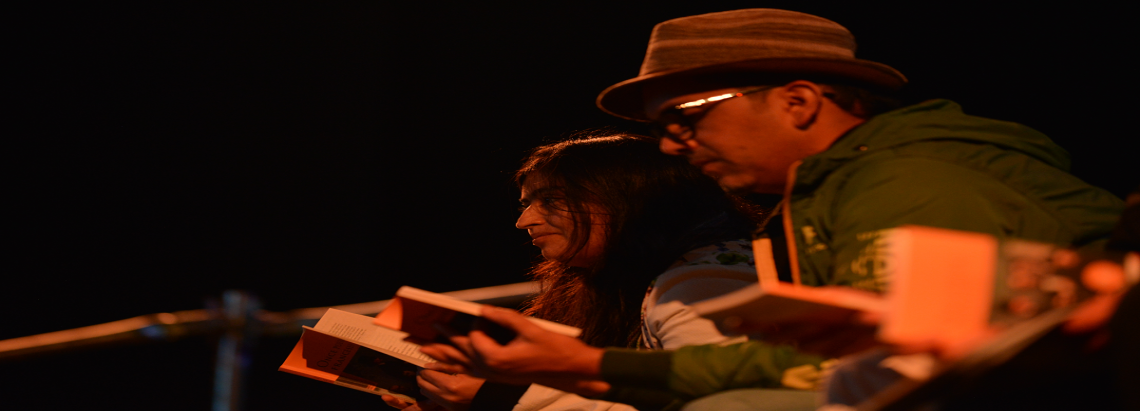 Personas en proceso de lectura durante una presentación de Libro al Viento 2017.