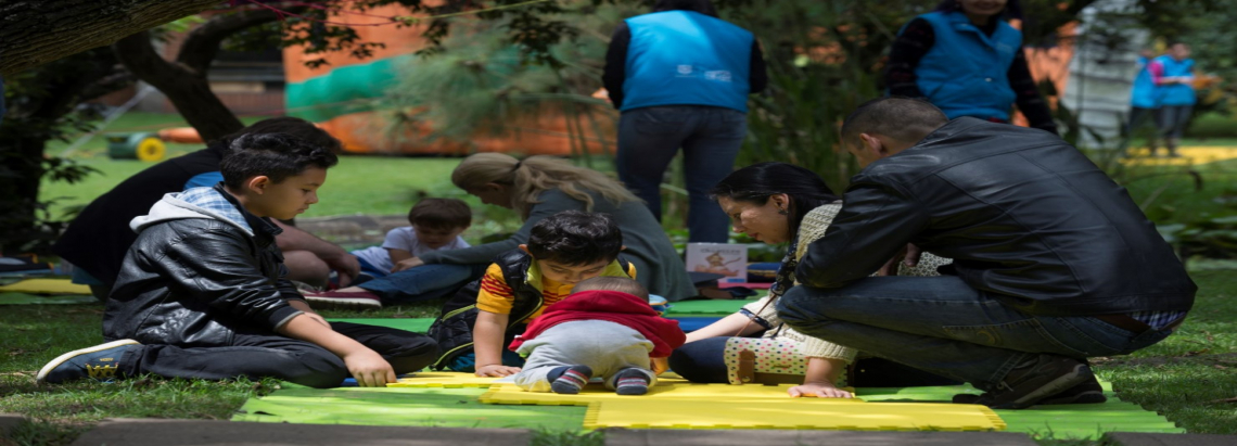 Una familia disfruta de las actividades de Picnic Literario. 