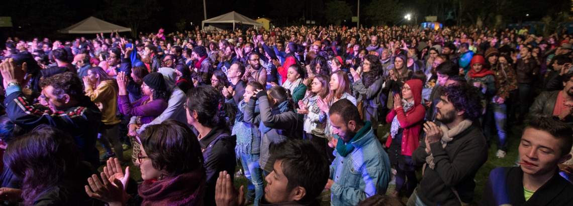 Personas mirando hacia la tarima. 