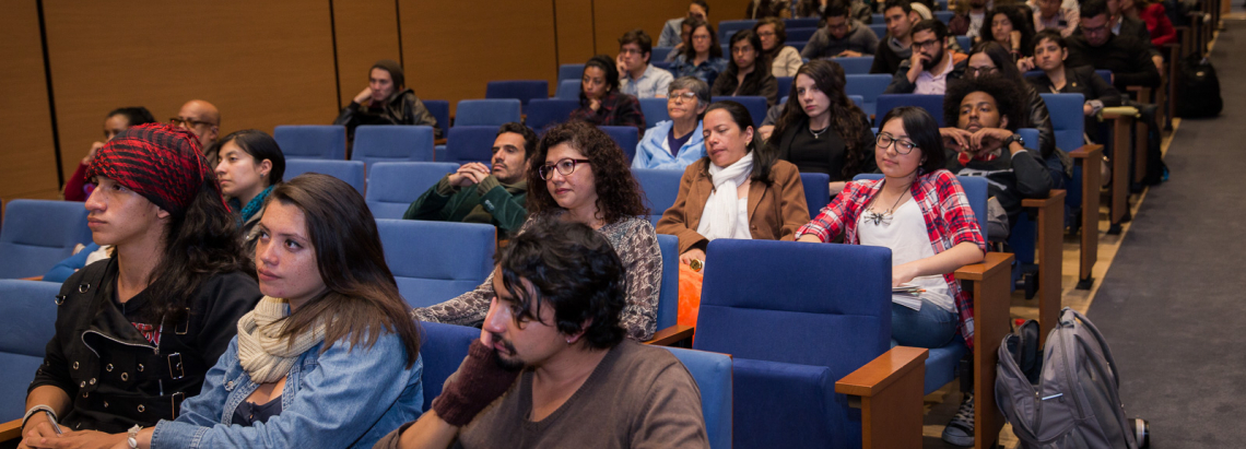 Grupo de personas en auditorio