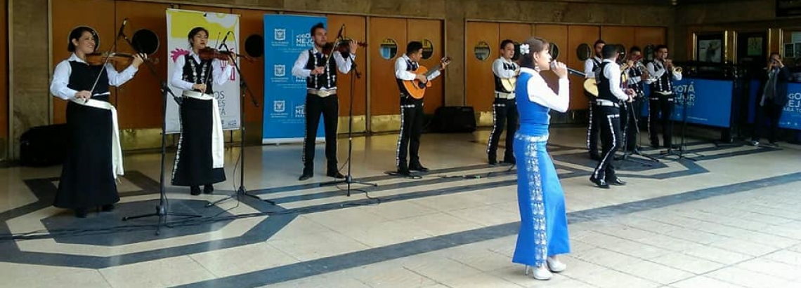 personas tocando frente al Teatro Jorge Eliécer Gaitán 