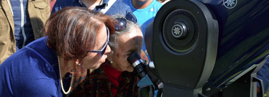 Personas participando en la Observación por telescopios Planetario de Bogotá