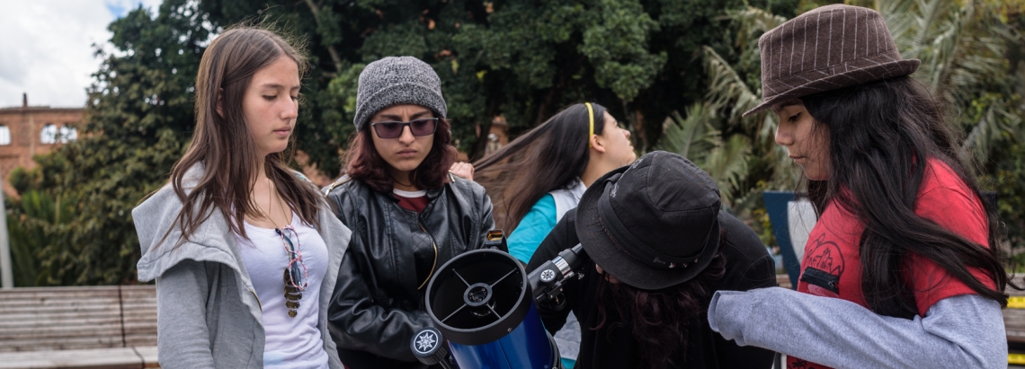 Observación por telescopios en el Planetario de Bogotá