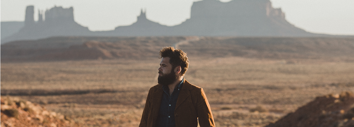 Hombre de Passenger en un camino desolado