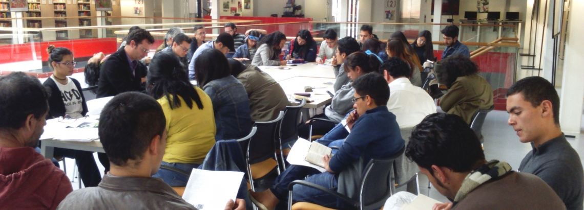 Personas participando en actividad académica