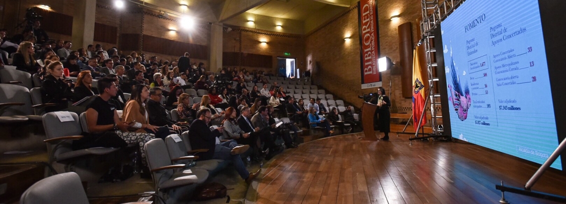 Personas en un auditorio atentas.