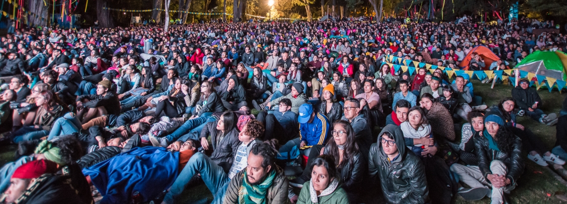 Personas viendo proyección de película