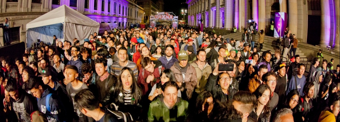 Personas en concierto en el Bronx 