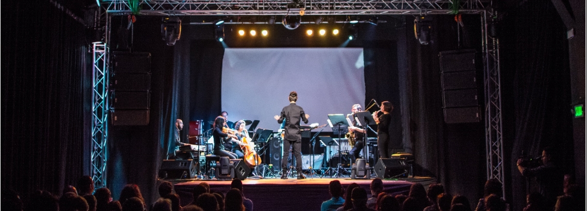 grupo de músicos en el escenario