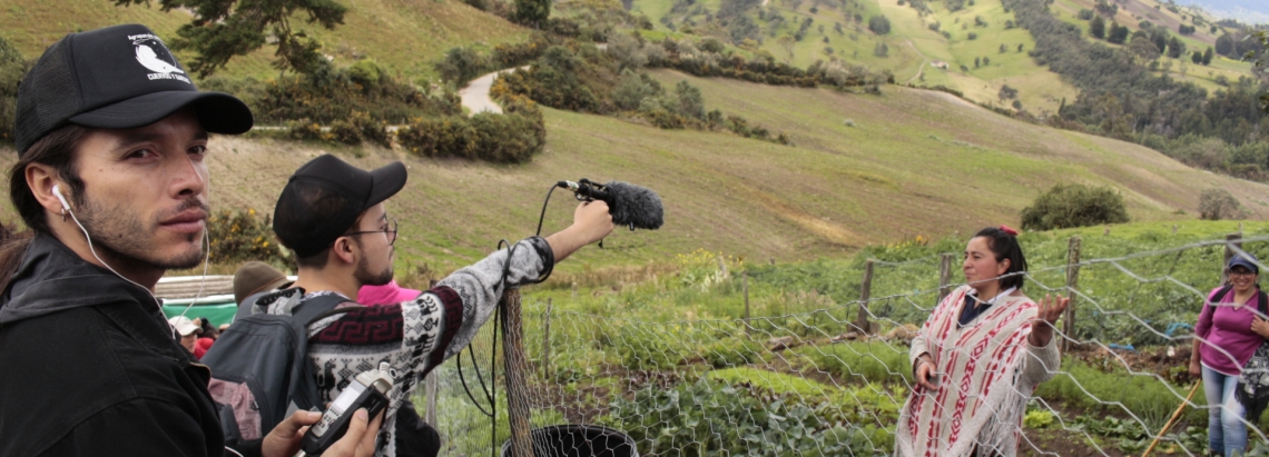 Personas haciendo radio en el campo.