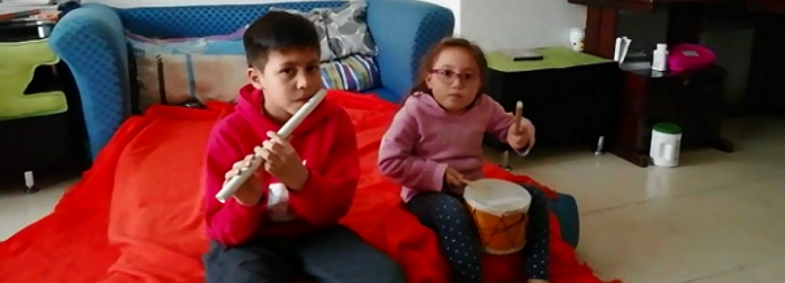 Niños haciendo música