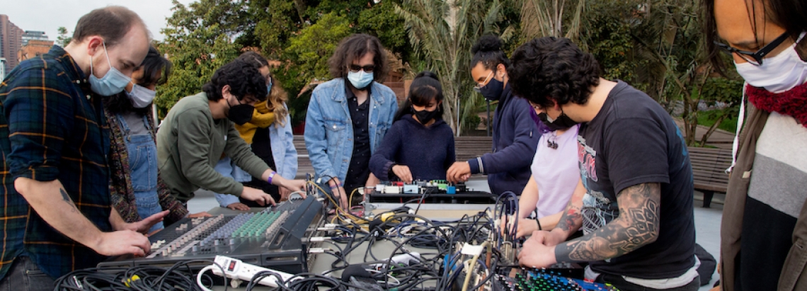 Participantes del laboratorio en la terraza del Planetario con consolas de sonido. 