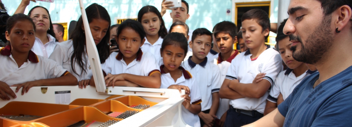 Pianomovil con niños atendiendo