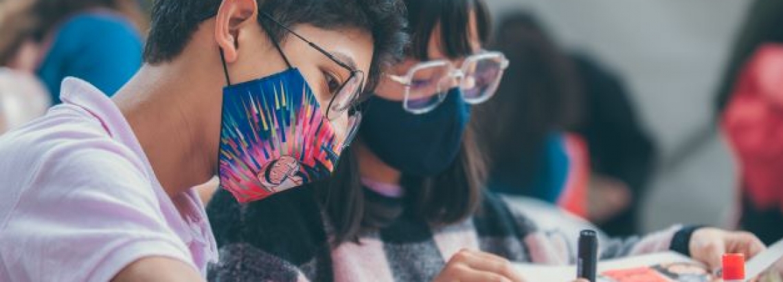 Niños en actividad con libros en mesa