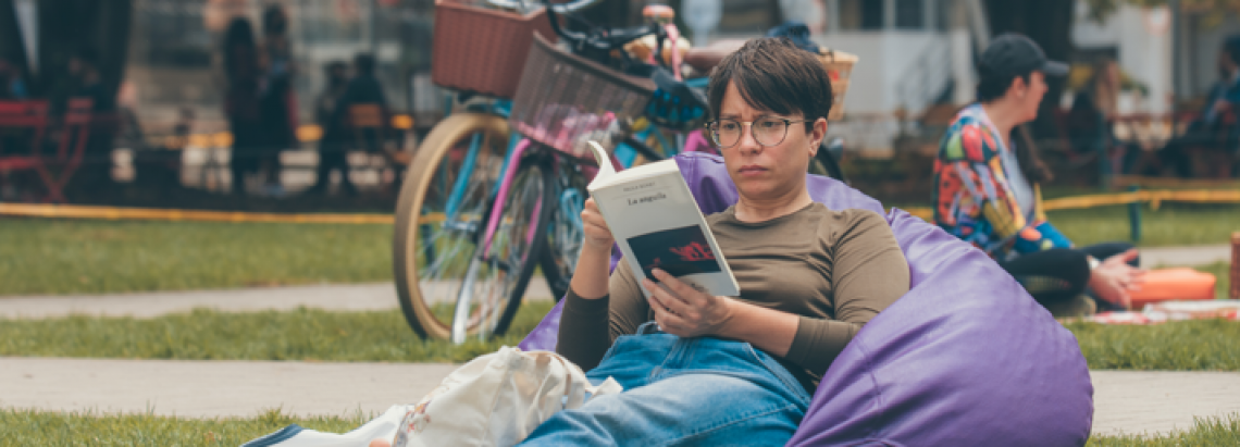 Mujer leyendo un libro 