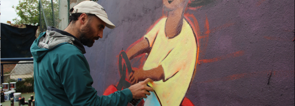 Artista pintando un mural 