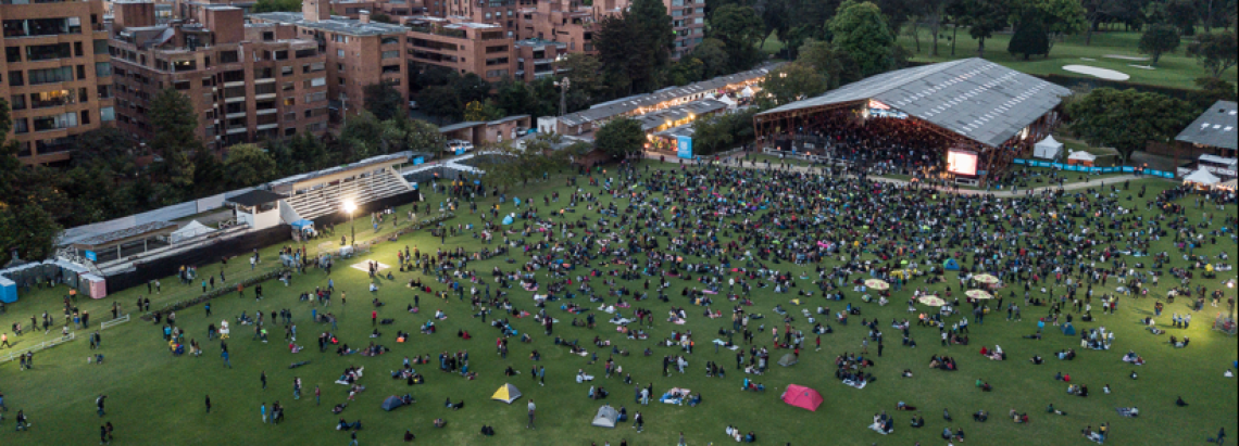 Toma de dron de público en el parque