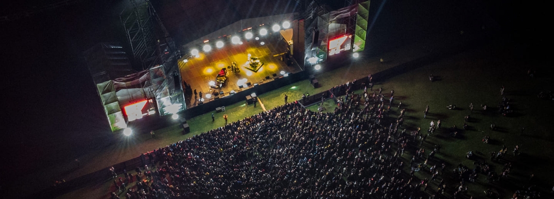 Imagen de dron nocturna de jazz al parque 2022