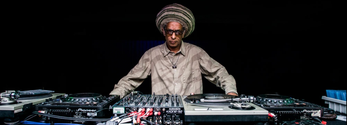 Británico Don Letts frente a consolas de sonido en estudio