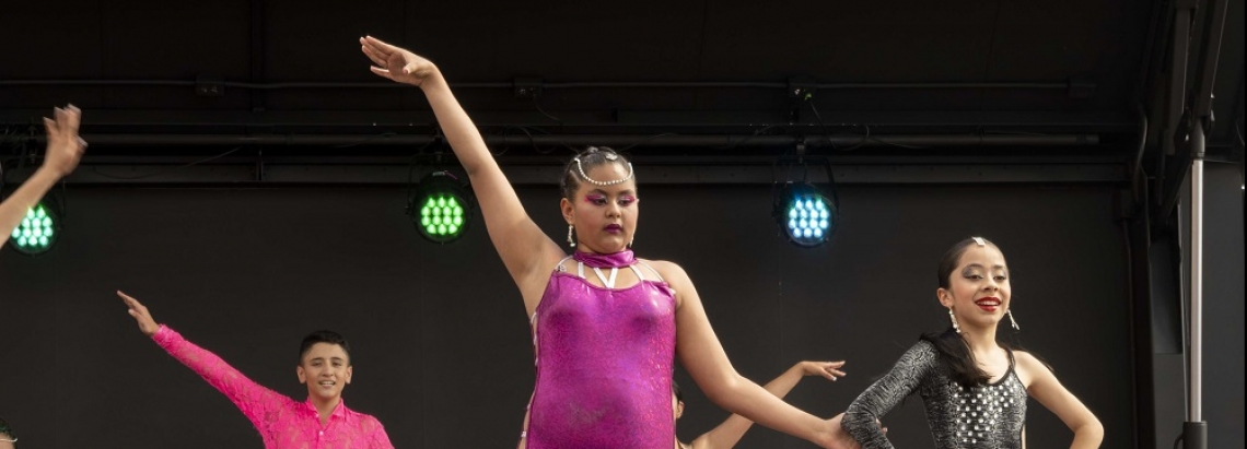 Niña en traje rosa bailando