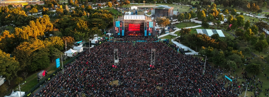 Foto aérea multitud rock al parque