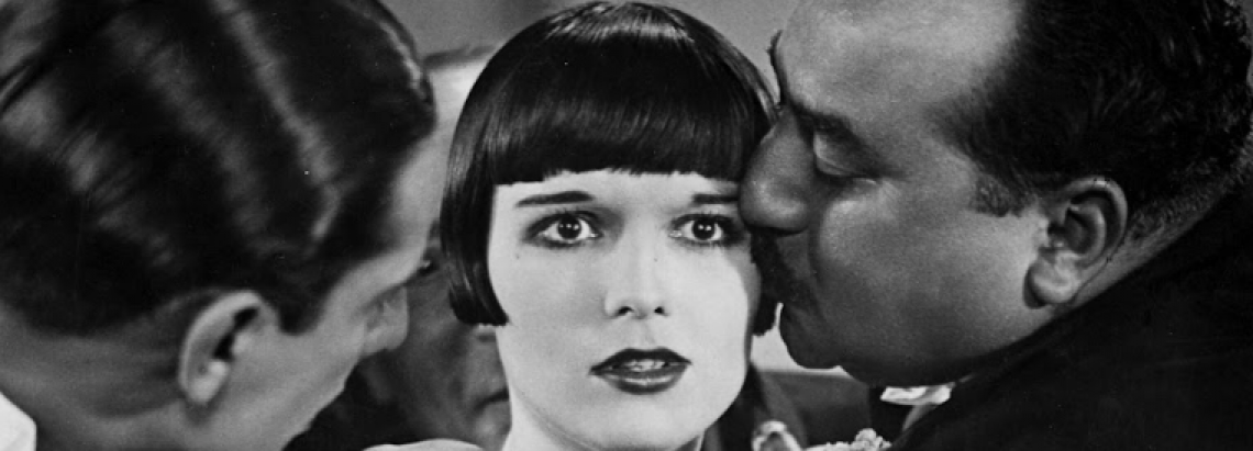 Foto en blanco y negro con dos hombre y una mujer, uno de ellos esta besando la mujer en la mejilla
